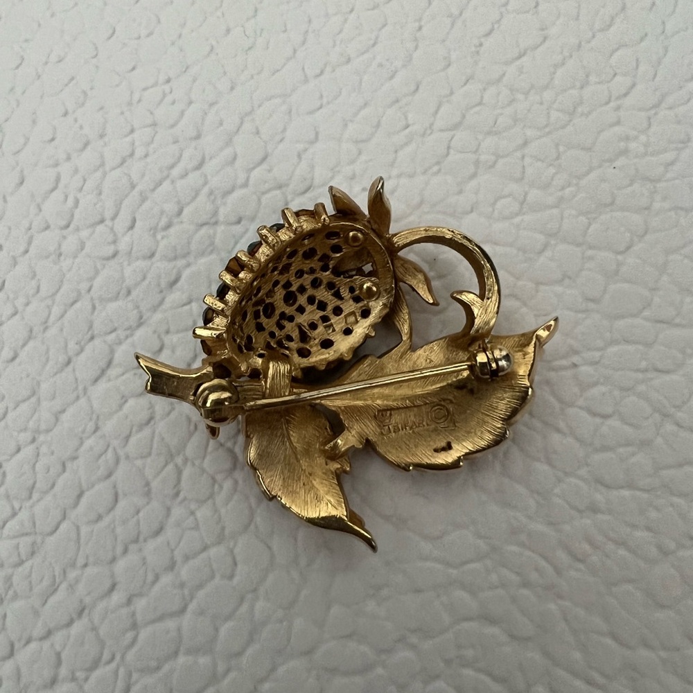 VTG CROWN TRIFARI RHINESTONE GREEN STRAWBERRY PIN BROOCH GOLD TONE - Picture 6 of 7